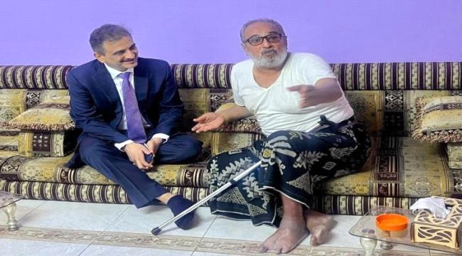 محافظ عدن يزور الفنان المسرحي \"قاسم عمر\" ويُوجه بتحمل تكاليف علاجه