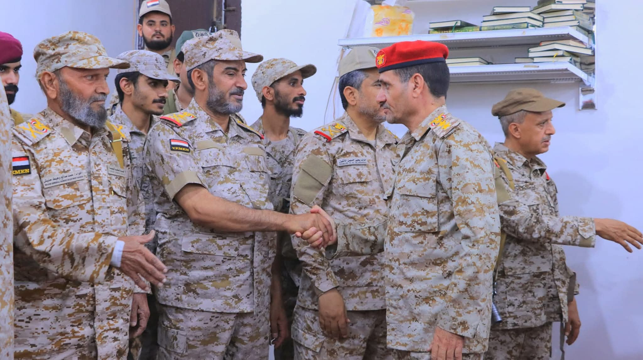 رئيس هيئة الأركان العامة يؤدي صلاة عيد الأضحى ويستقبل المهنئين بمارب
