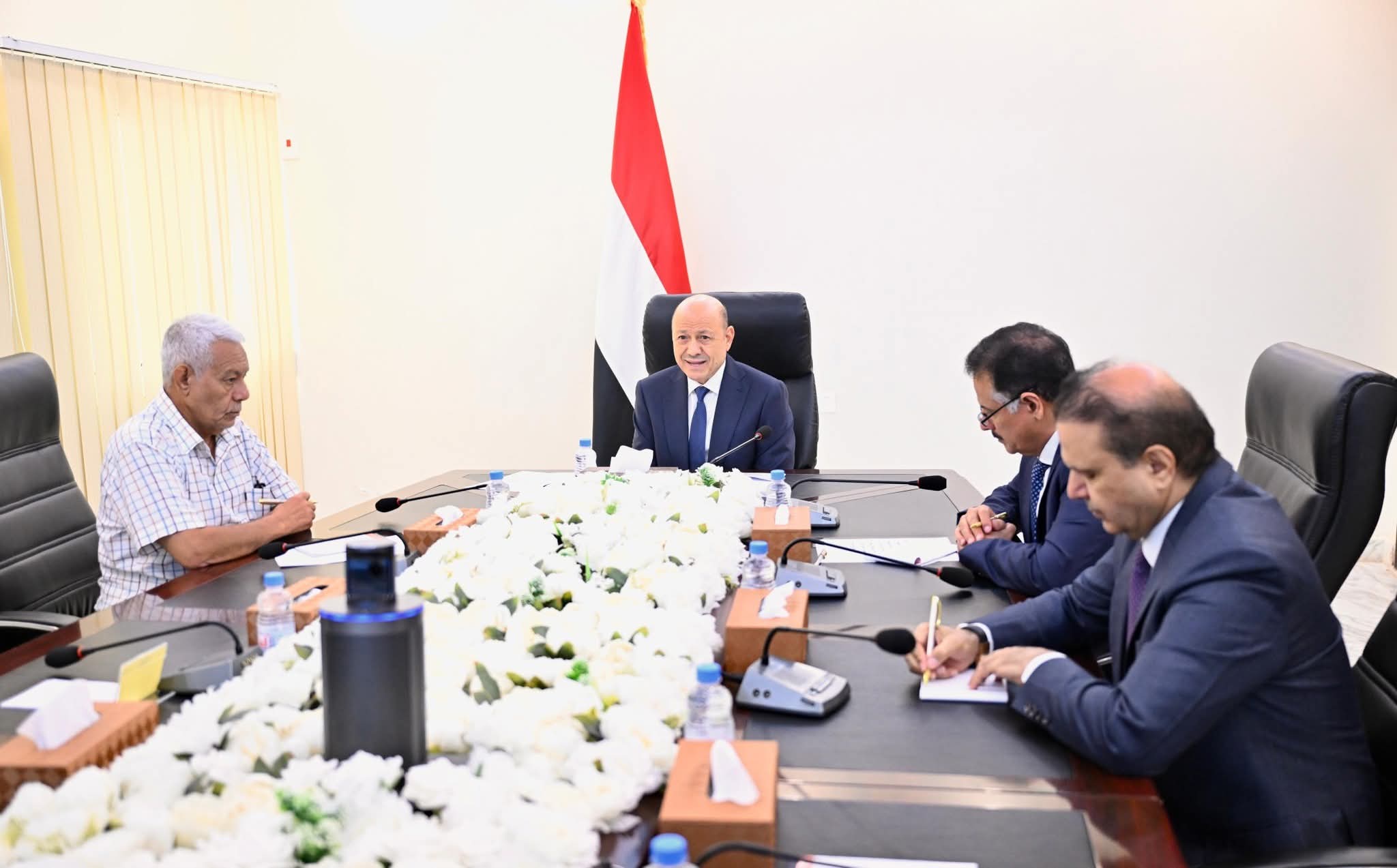 الرئيس العليمي  يجتمع برئاسة هيئة التشاور ومكوناتها السياسية