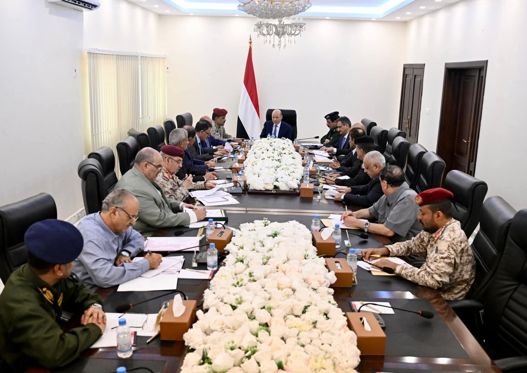 رئيس مجلس القيادة يعقد اجتماعا باللجنة الأمنية العليا ورؤساء السلطات المحلية في مسرح عمليات المنطقة العسكرية الرابعة