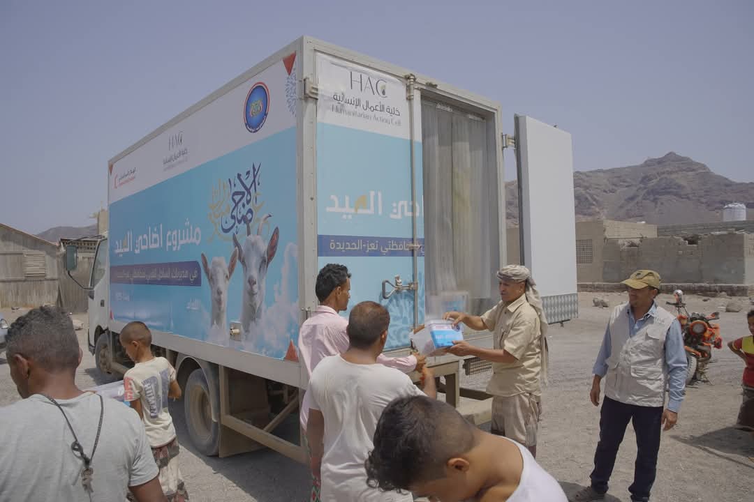 الخلية الإنسانية تواصل توزيع مشروع الأضاحي في مديريتي حيس والجراحي بالحديدة