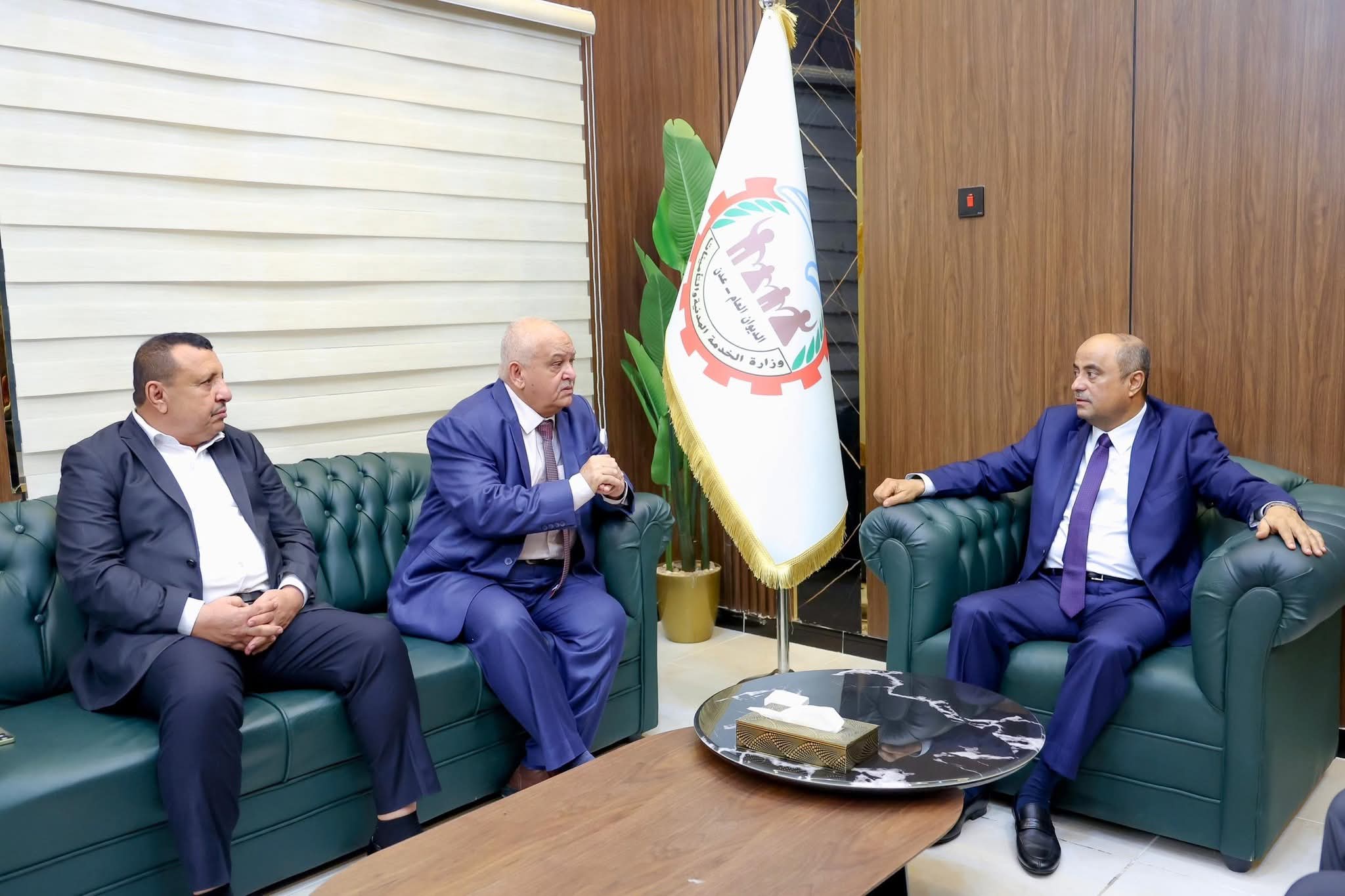 رئيس الوزراء يزور وزارة الخدمة المدنية ويوجه بسرعة إطلاق العلاوات والتسويات للجامعات ووزارتي التربية والتعليم والصحة