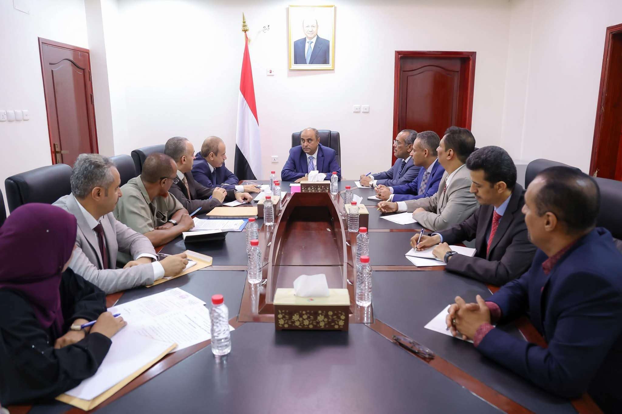رئيس الوزراء يوجه بصرف مستحقات الربعين الأول والثاني للطلاب اليمنيين المبتعثين في الخارج