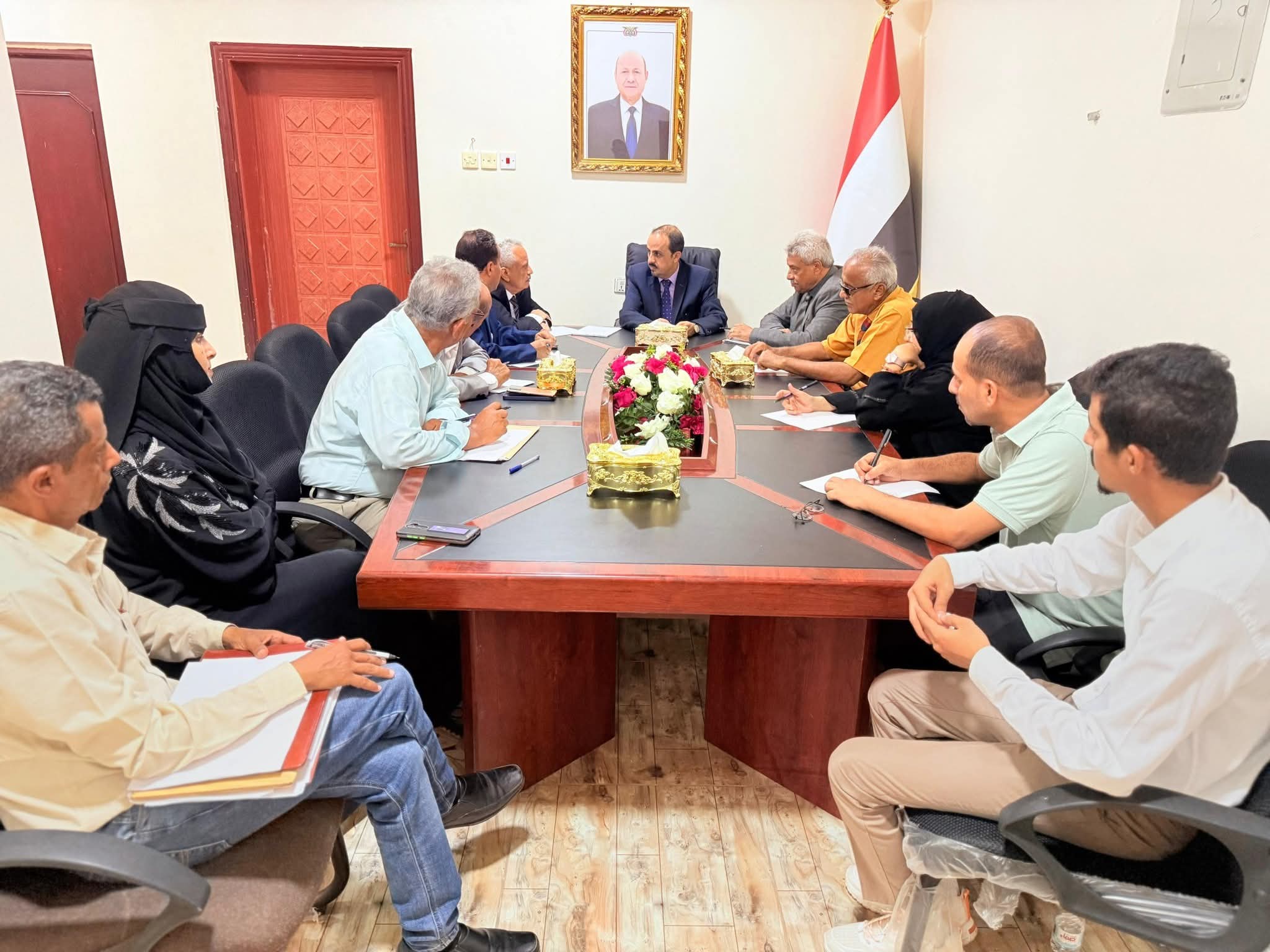 الإرياني يجتمع بفريق التصنيف السياحي لفنادق عدن ضمن خطة 100 يوم التي أطلقتها الحكومة