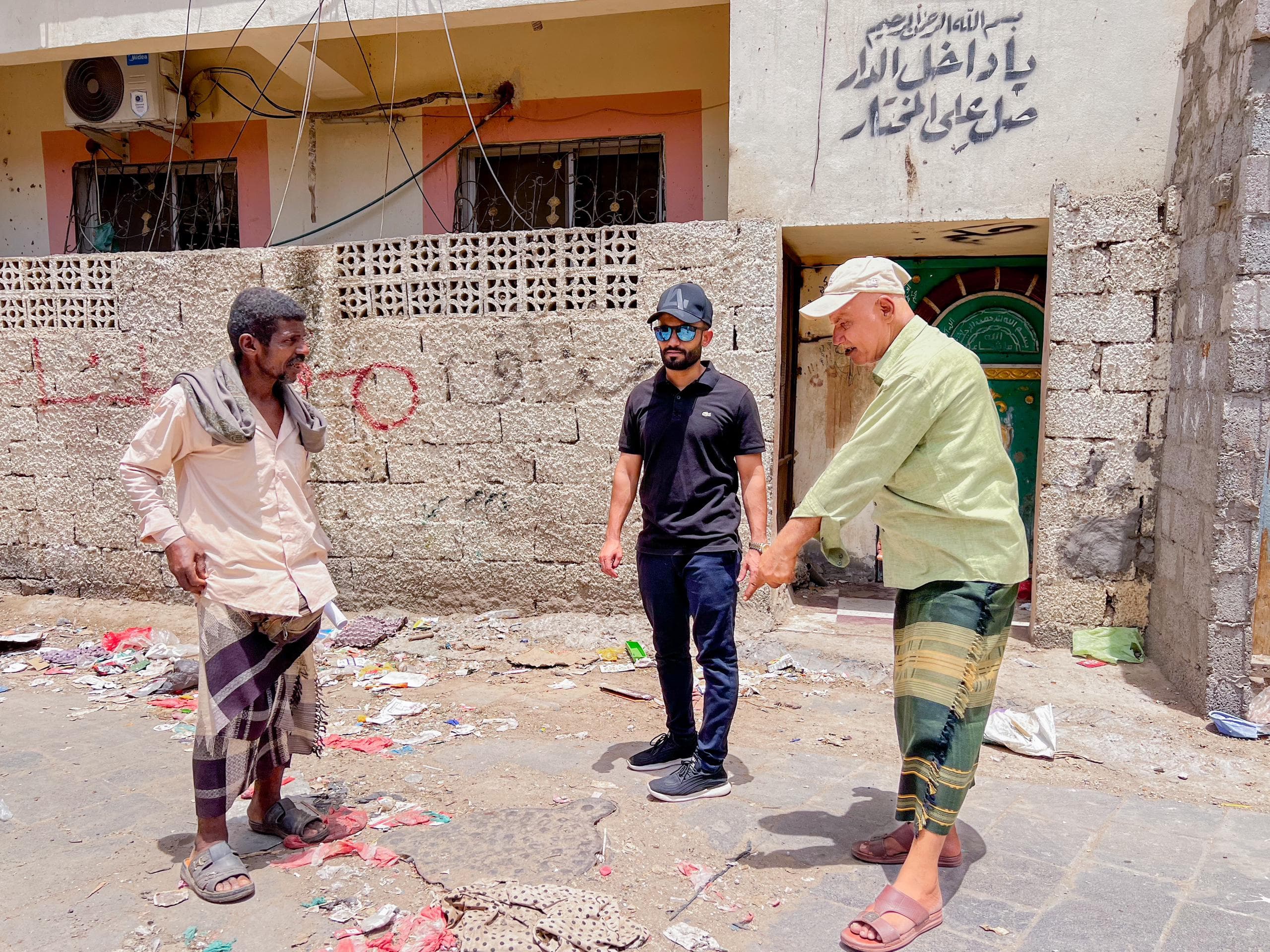عدن.. مدير صيرة يوجه بإصلاح أنابيب الصرف الصحي في منطقة الخساف