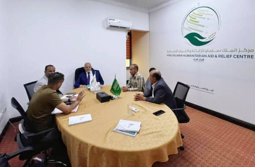 محافظ تعز يناقش ترتيبات تنفيذ مشروع توزيع السلل الغذائية في مديريتي المعافر والمخا بتمويل من مركز الملك سلمان