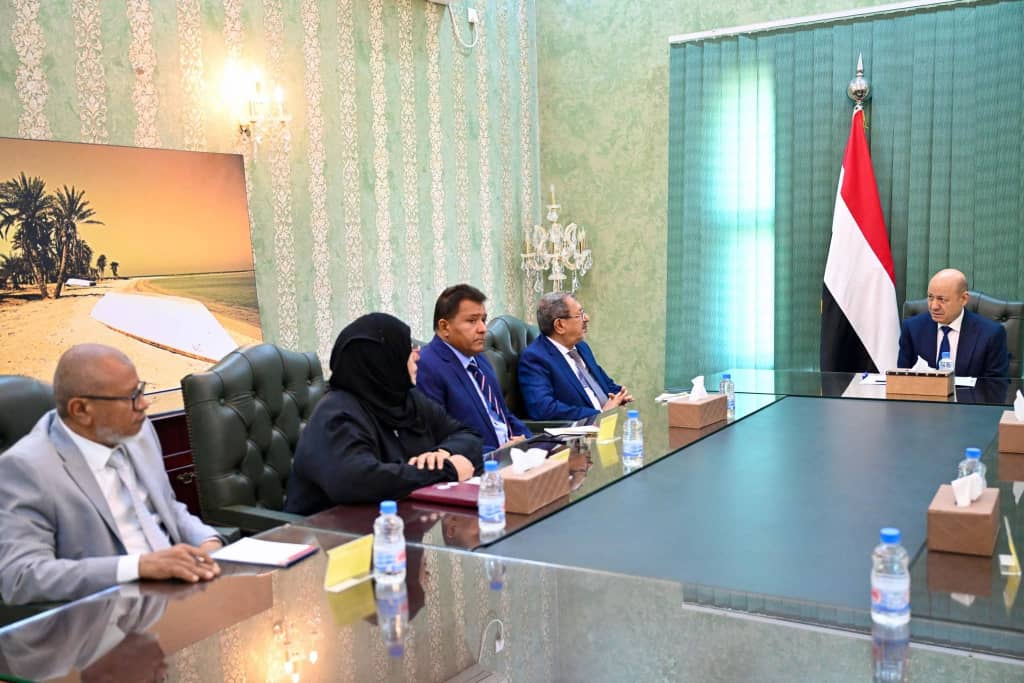 رئيس مجلس القيادة يشيد بجهود السلطة القضائية في حماية السلم الأهلي والمركز القانوني للدولة