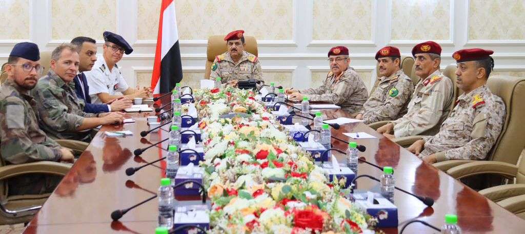 وزير الدفاع يبحث مع الملحق الفرنسي مستجدات الأوضاع الميدانية