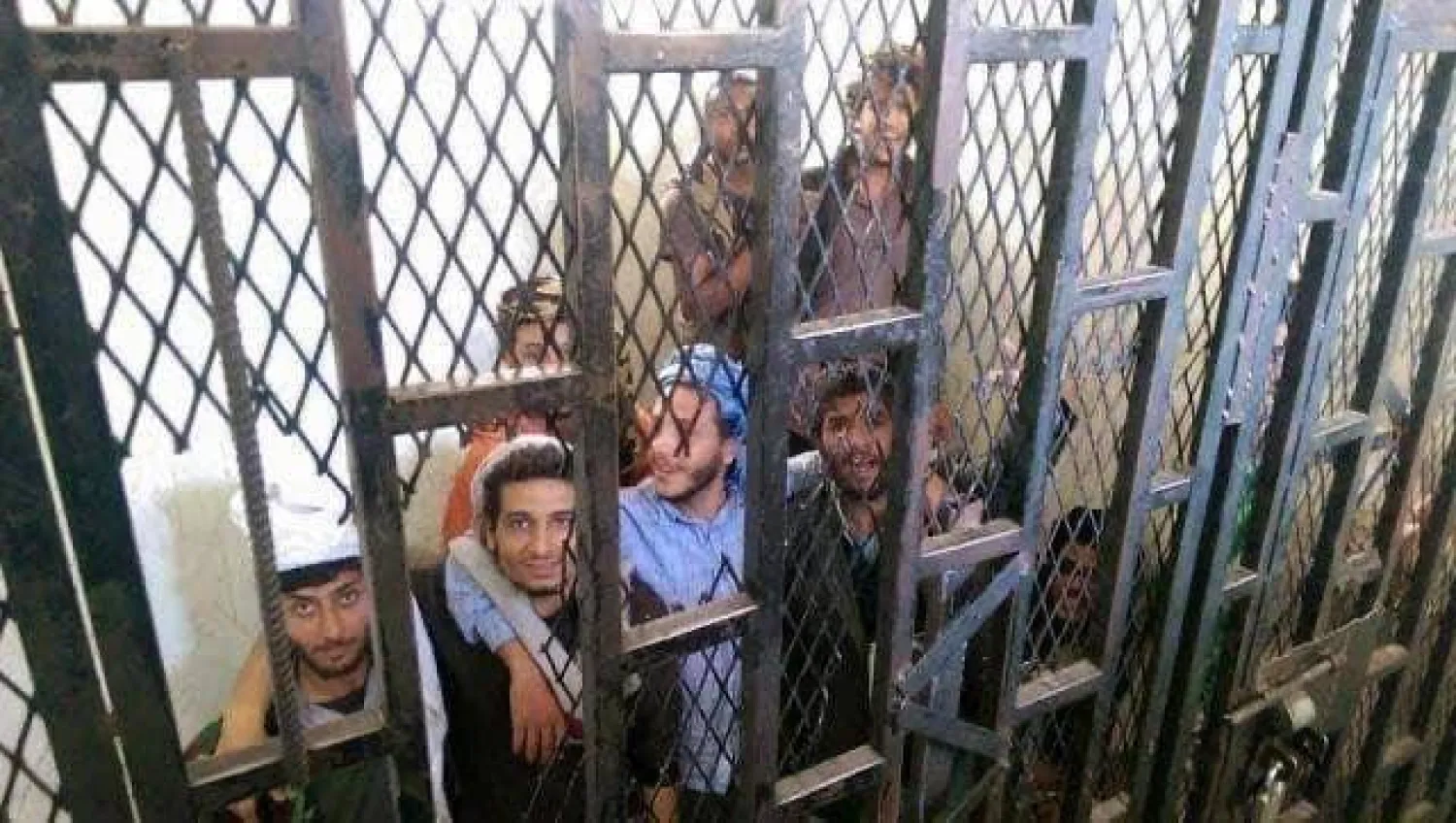 الحكومة: الحوثيون حوّلوا مناطق سيطرتهم إلى \"سجون مفتوحة\" للأقليات الدينية