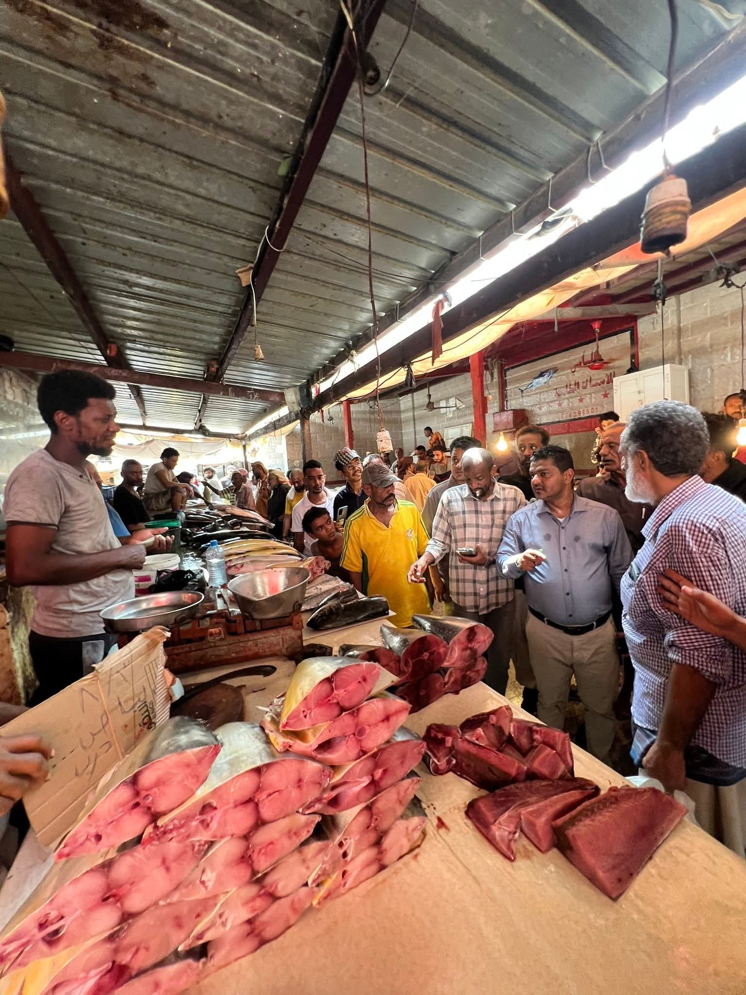 مدير عام مديرية الشيخ عثمان يغلق عددًا من مفارش الخضروات والأسماك المخالفة للأسعار