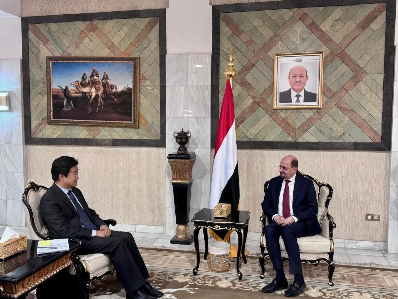 وزير الخارجية يلتقي القائم بأعمال السفارة الصينية لدى اليمن