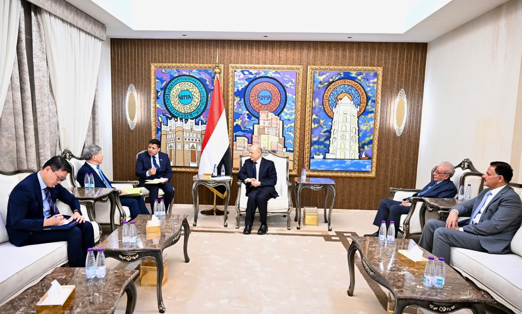 رئيس مجلس القيادة يشيد بالدور الكوري الداعم للشعب اليمني في مجلس الأمن الدولي