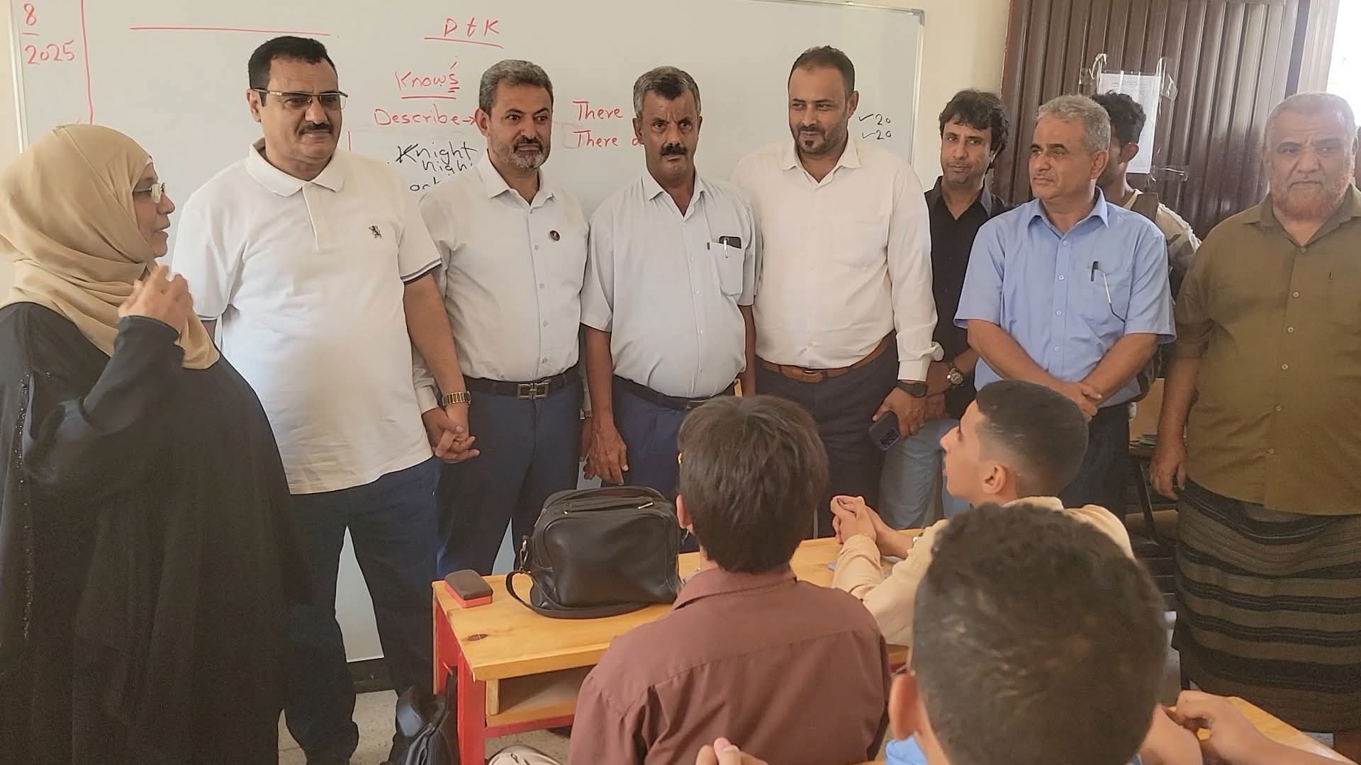 مدير عام المنصورة يشيد بمستوى إقبال الطلبة وإنتظام المعلمين في أول أيام العام الدراسي الجديد