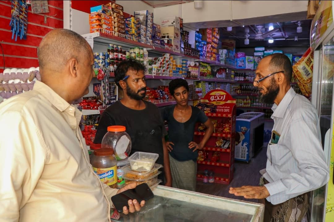 صناعة صيرة تنفذ حملة رقابية لضبط الأسعار بالتنسيق مع اللجان المجتمعية