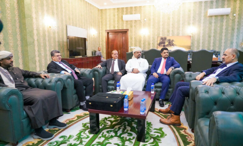 الزُبيدي يبحث مع قيادة جامعة المهرة سُبل تطوير التعليم الأكاديمي وتعزيز الهوية الثقافية
