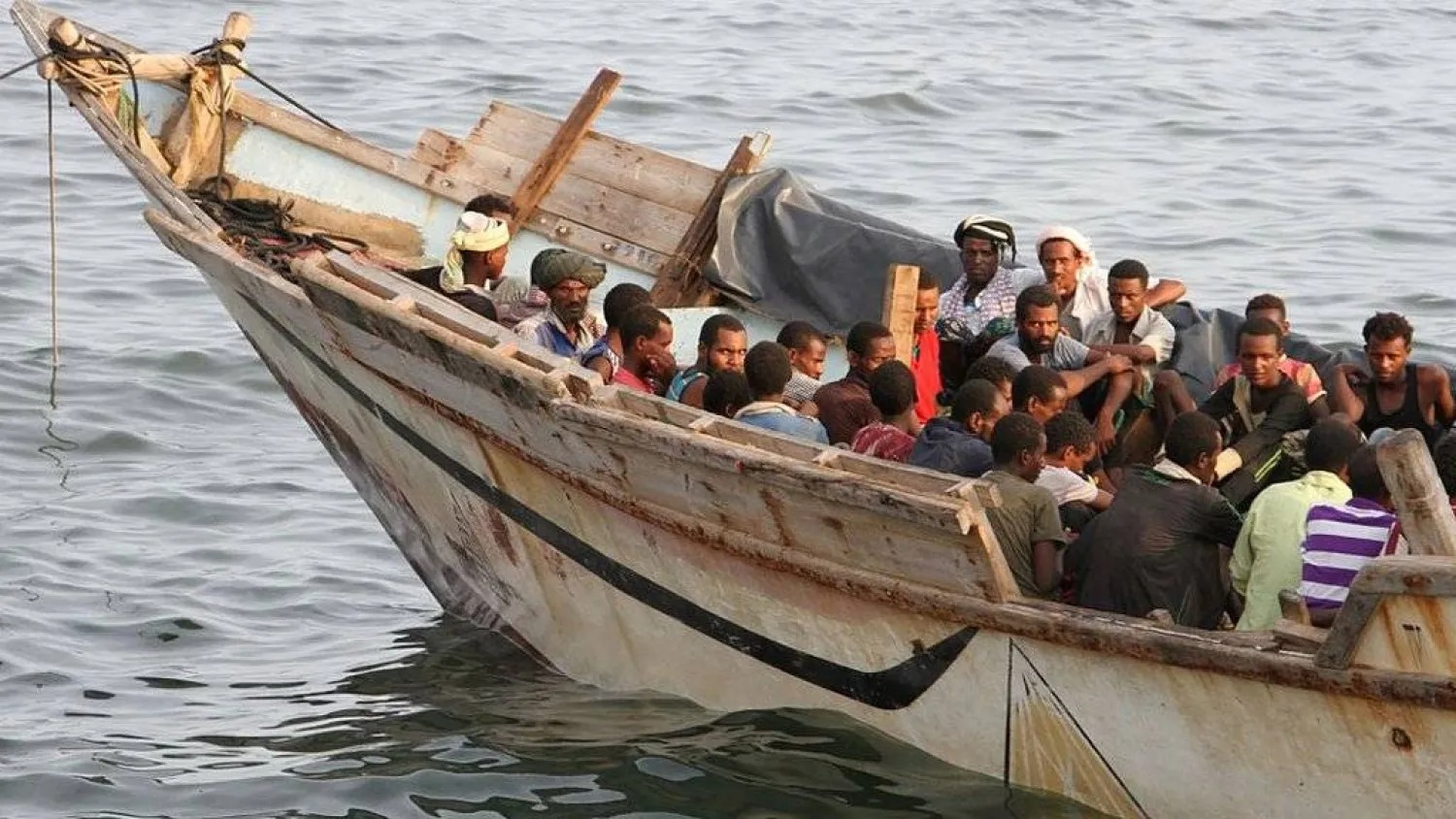مقتل 68 مهاجرًا إفريقيًا وفقدان العشرات في غرق قارب قبالة سواحل أبين