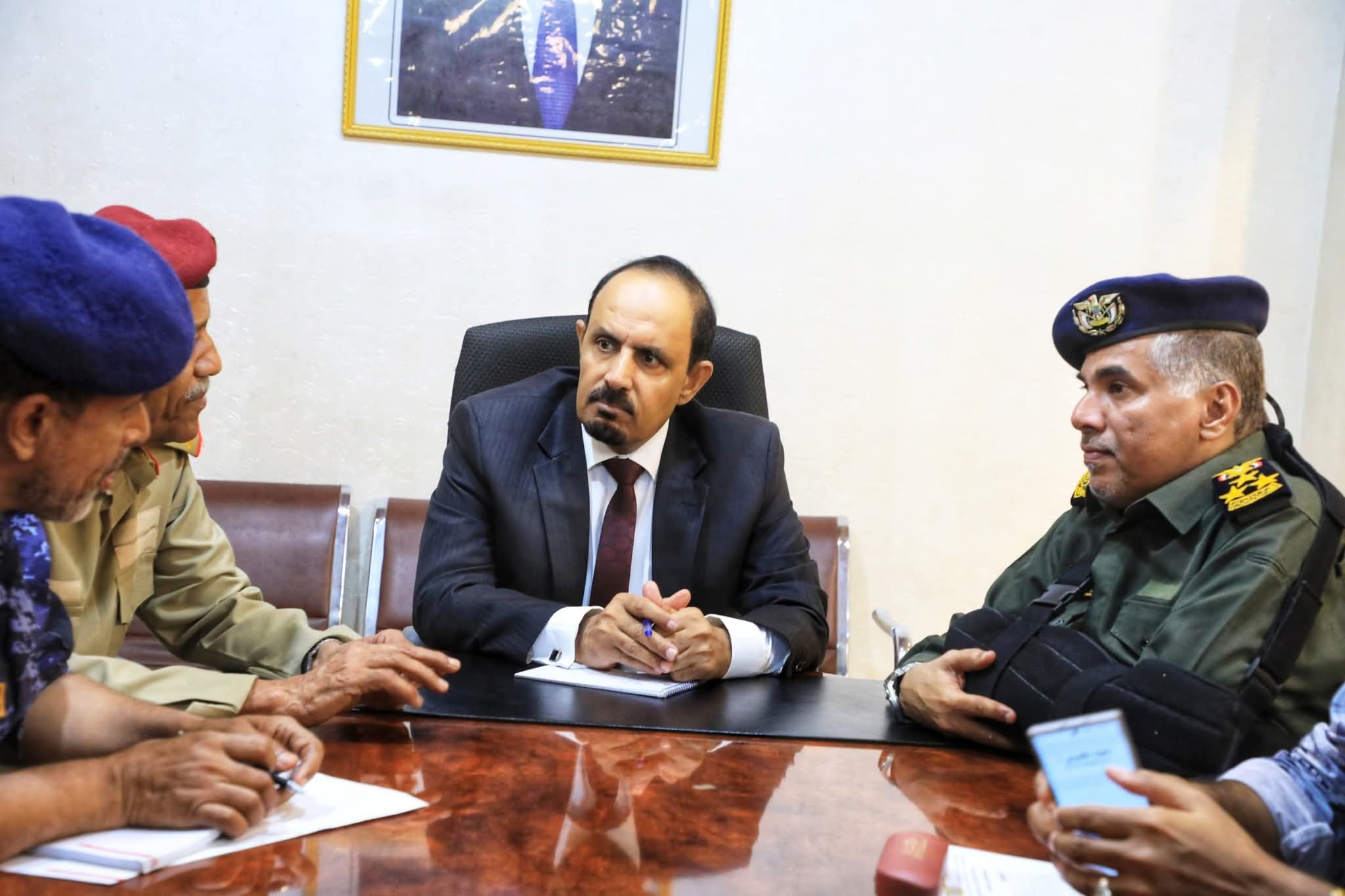 محافظ حضرموت يعقد اجتماعًا بالقيادات الأمنية والعسكرية ويوجه كلمة مهمة لأبناء المحافظة
