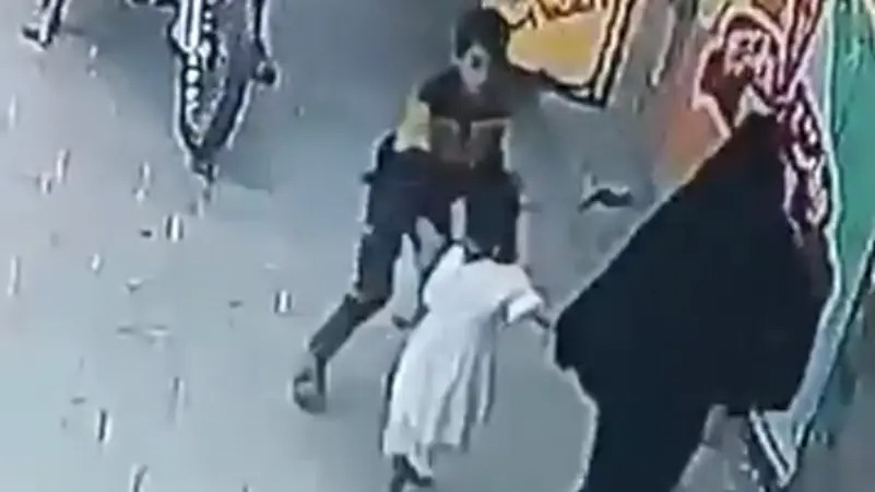 طفل شغل اليمنيين.. أنقذ أخته من يدي خاطفة مجهولة بوضح النهار