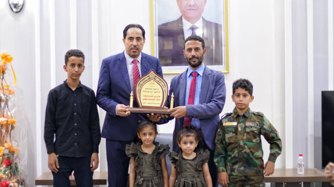 وزير الشباب والرياضة يستقبل أسرة الشهيد منير اليافعي \"أبو اليمامة\" ويجدد العهد بالوفاء لتضحيات الشهداء