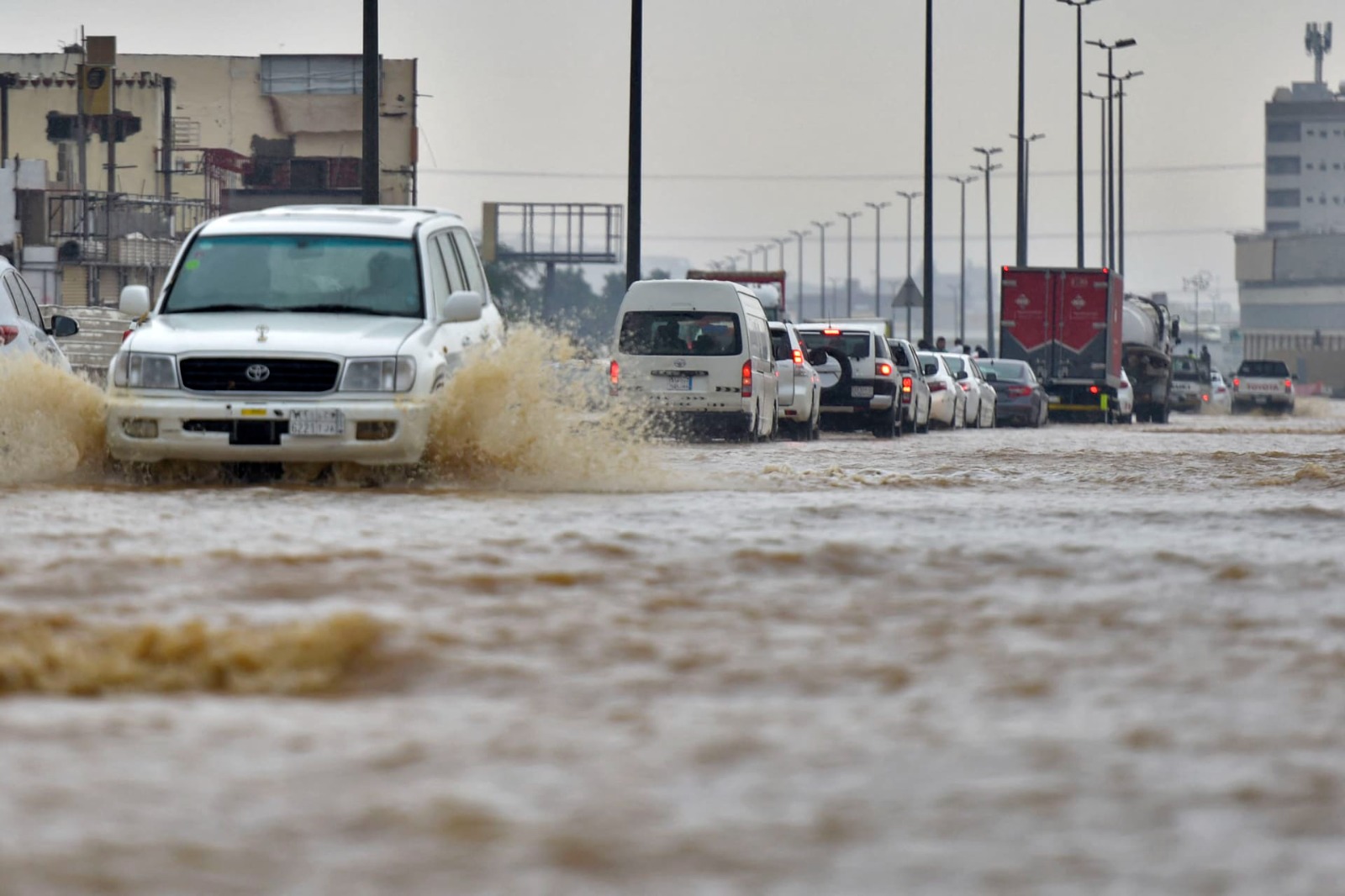 مصلحة الدفاع المدني تطلق تحذيرًا من أمطار عزيرة وسيول محتملة بمأرب