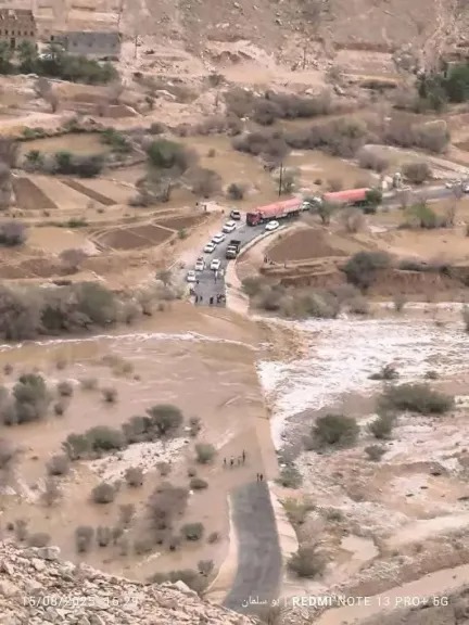 سيول جارفة تقطع طريق وادي حضرموت