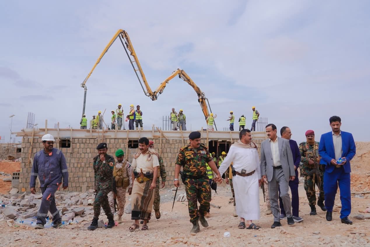 المحافظ بن الوزير يتفقد مستوى الإنجاز في مشروع مركز الطوارئ بتمويل من الأشقاء في الإمارات