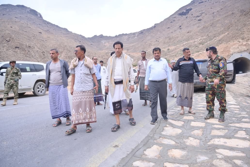 محافظ المهرة يتفقد تأثيرات المنخفض الجوي في الغيضة ويطّلع على مواقع تصريف المياه والانهيارات الصخرية قبل وبعد الأنفاق