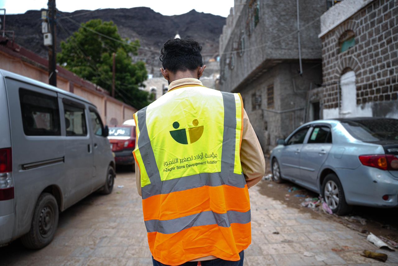 مؤسسة أولاد الصغير التنموية تتدخل لرفع مخلفات المنخفض الجوي بعدن