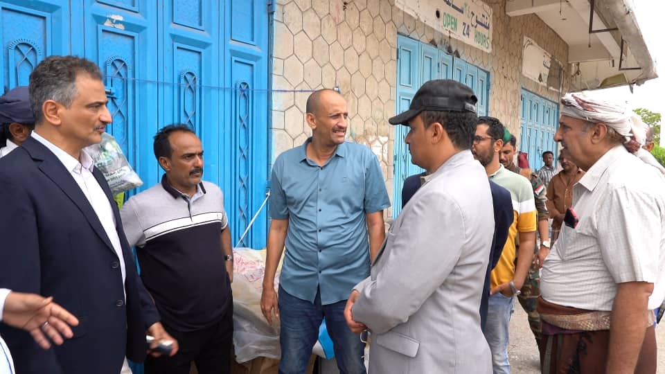 محافظ عدن يشدد على استكمال تصريف المياه ورفع المخلفات ومواصلة حملات الرش الضبابي