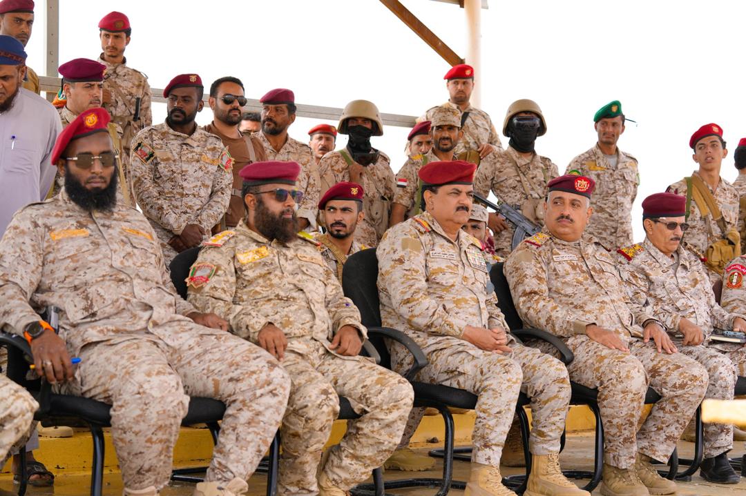 وزير الدفاع يشيد بالجاهزية القتالية والقدرات الميدانية لقوات درع الوطن