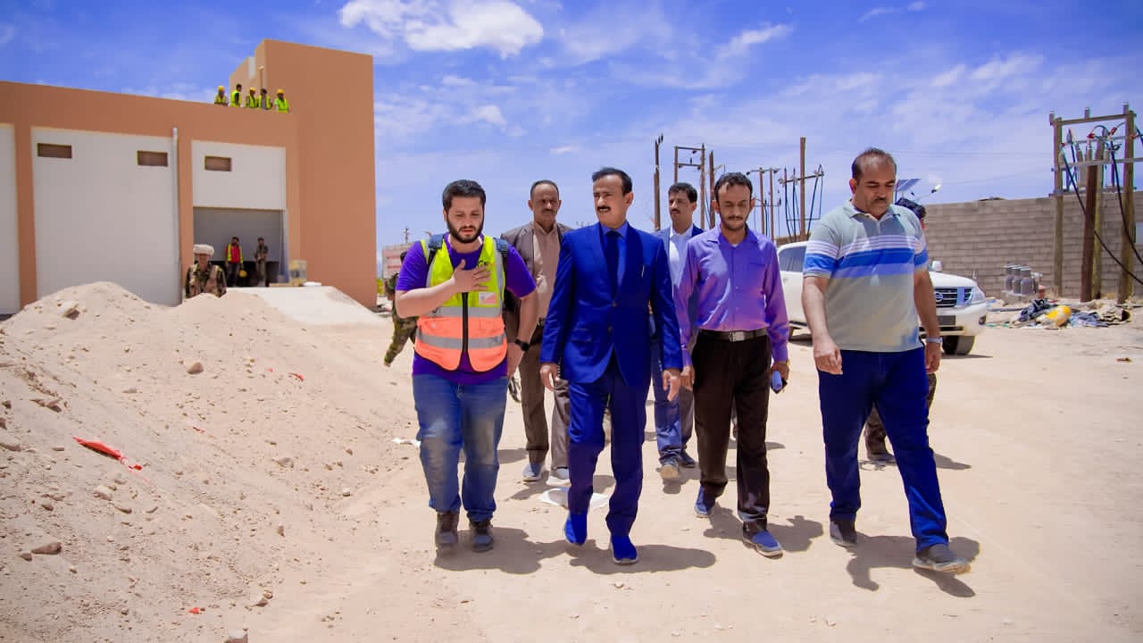 المحافظ بن الوزير يشيد بنجاح التشغيل التجريبي لمشروع الطاقة الشمسية في شبوة