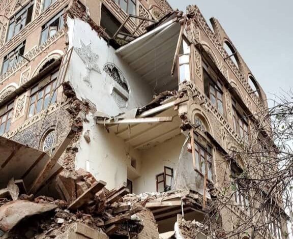 بعد انهيار سور ترابي.. وفاة طالبتين بصنعاء