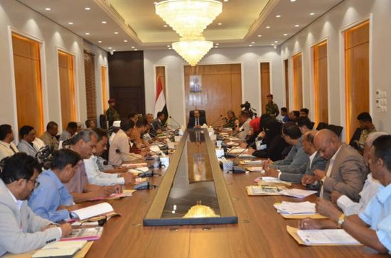محافظ حضرموت: بوادر انفراج اقتصادي بفضل تحسن العملة