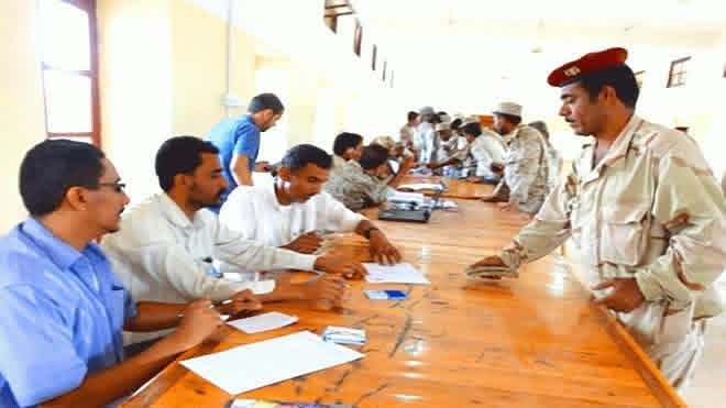 عسكريون يطالبون رئيس الوزراء بصرف مرتباتهم لثلاثة أشهر كاملة وليس الاكتفاء بشهر واحد