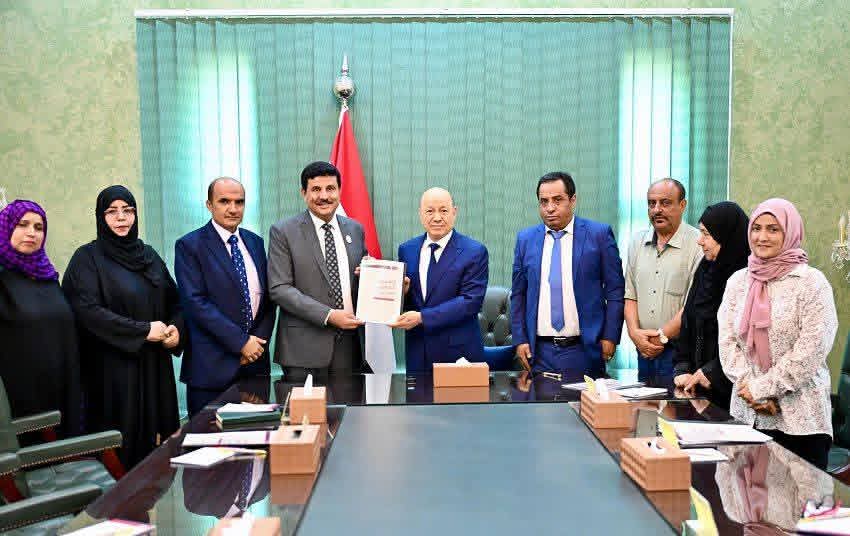 رئيس مجلس القيادة يتسلم التقرير السنوي للجنة الوطنية للتحقيق بادعاءات انتهاكات حقوق الانسان