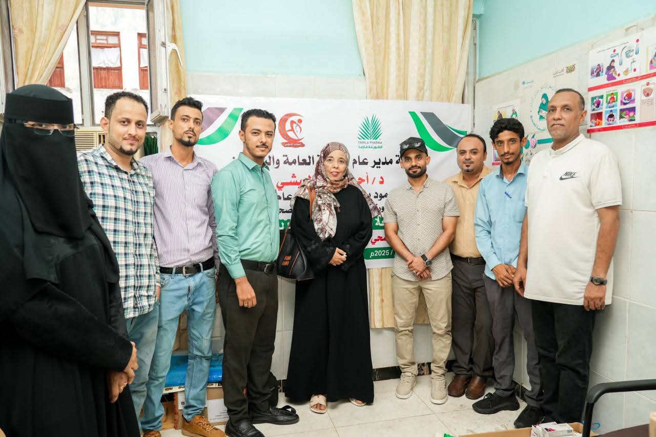 مدير صيرة يزور المخيم الطبي المجاني في مجمع الميدان الصحي