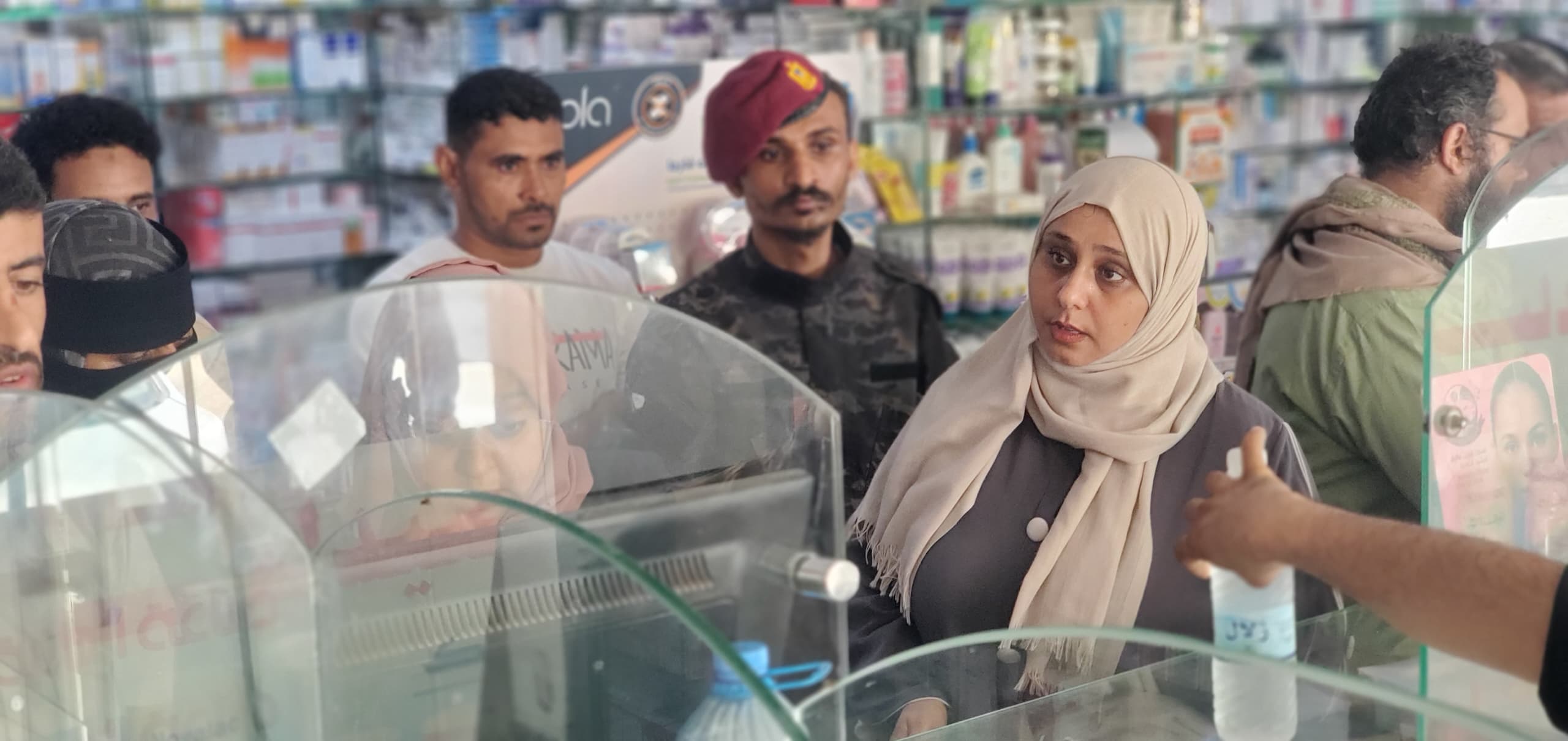 نيابة الصناعة بعدن تغلق 20 صيدلية ووكالة أدوية مخالفة في المنصورة وإنماء
