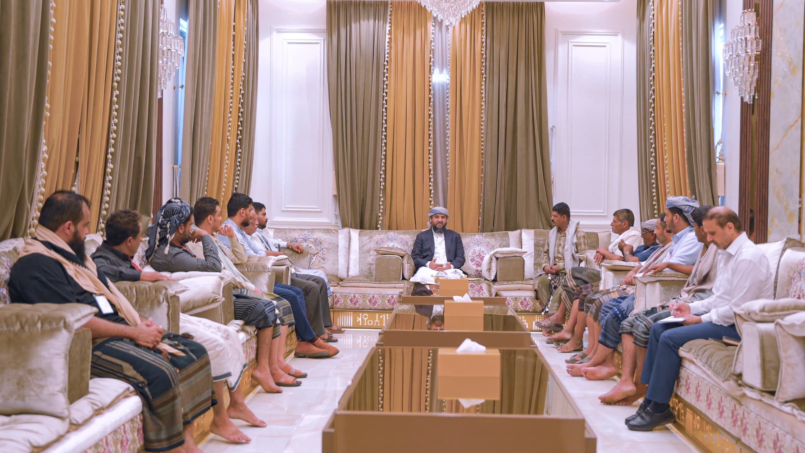 المحرّمي يعقد لقاءً بأسرة المختطف \"عشال\" وعدد من وجهاء الجعادنة لمناقشة مستجدات القضية