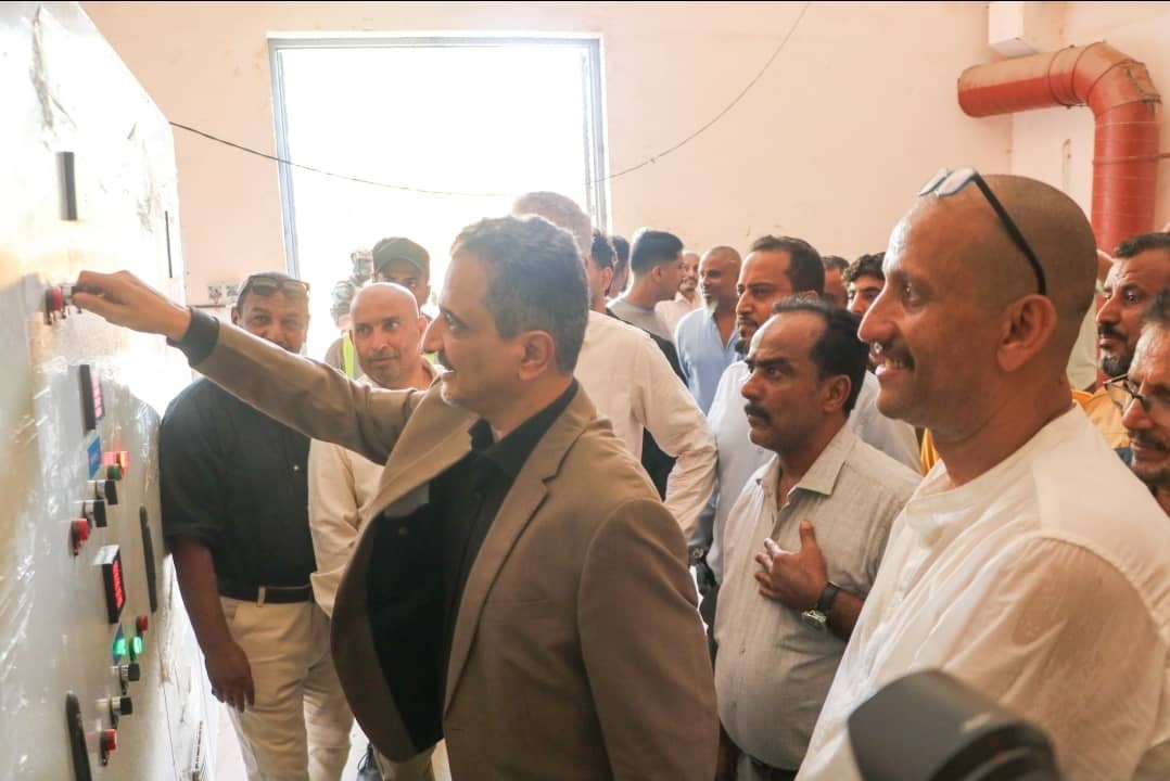 وزير الدولة محافظ عدن يدشن مشروع محطة ضخ مياه الصرف الصحي في خورمكسر