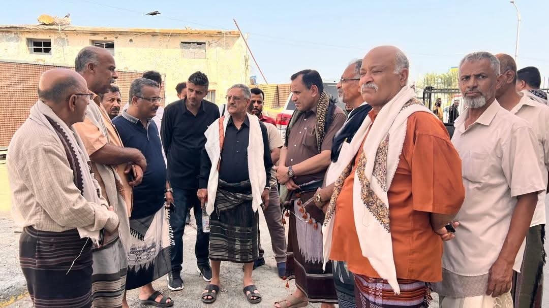 الوزير السقطري يستقبل جثمان الفقيد علان ويشارك في تشييعه ويعزي أسرته