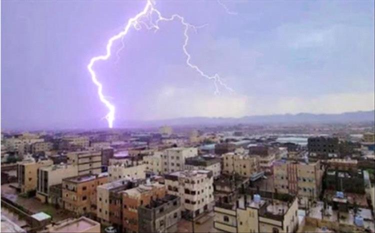 كارثة طبيعية في الحديدة.. صواعق رعدية تودي بحياة وإصابة 18 شخصاً بينهم أطفال