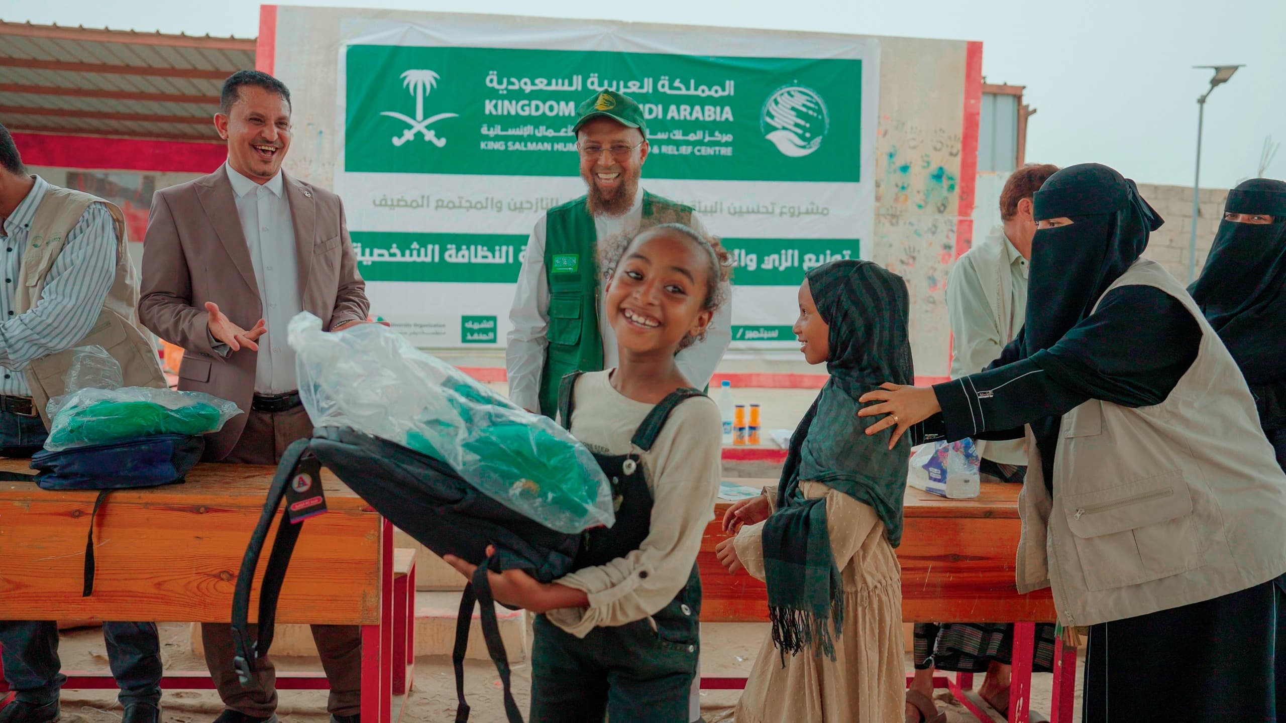 مركز الملك سلمان يدشن توزيع المستلزمات التعليمية للأطفال النازحين والمجتمع المضيف بلحج