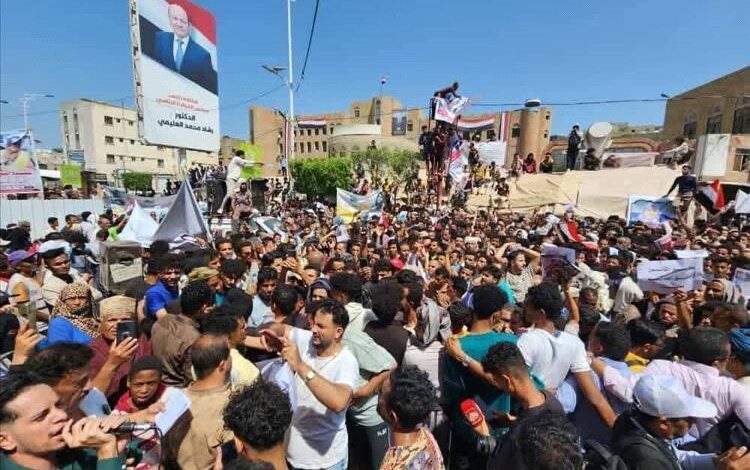 والد الشهيدة افتهان المشهري يصل تعز وغضب شعبي يتصاعد في المحافظة