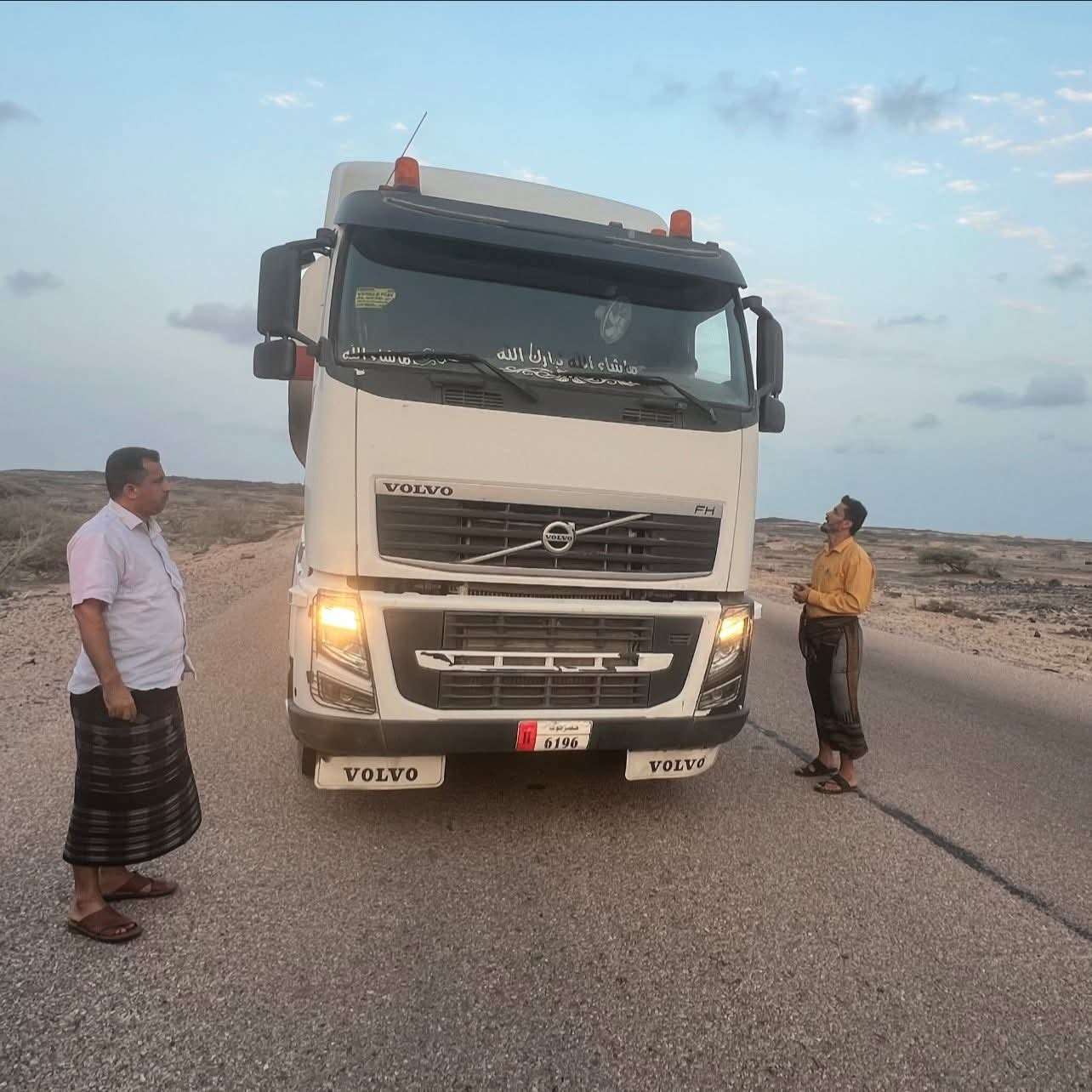 قيادة كهرباء عدن تشرف على تحرك ناقلات النفط الخام عقب نجاح وساطة لرفع القطاع في أبين
