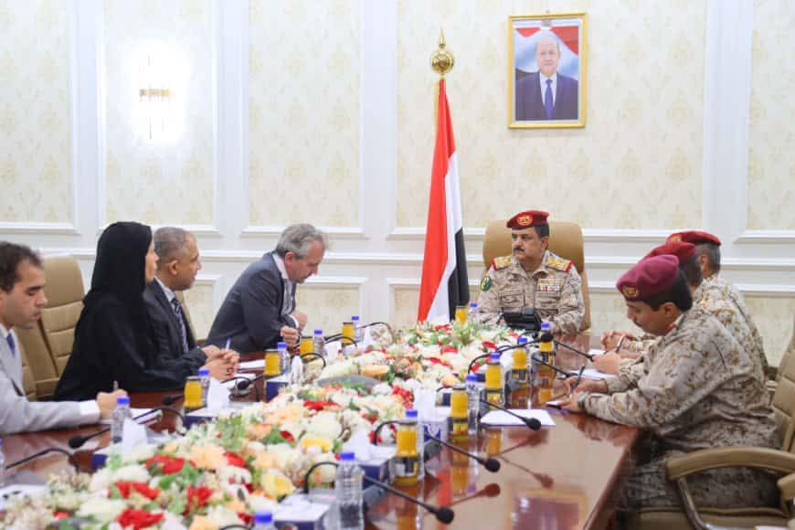 وزير الدفاع يبحث التعاون المشترك مع المدير الاقليمي للصليب الأحمر