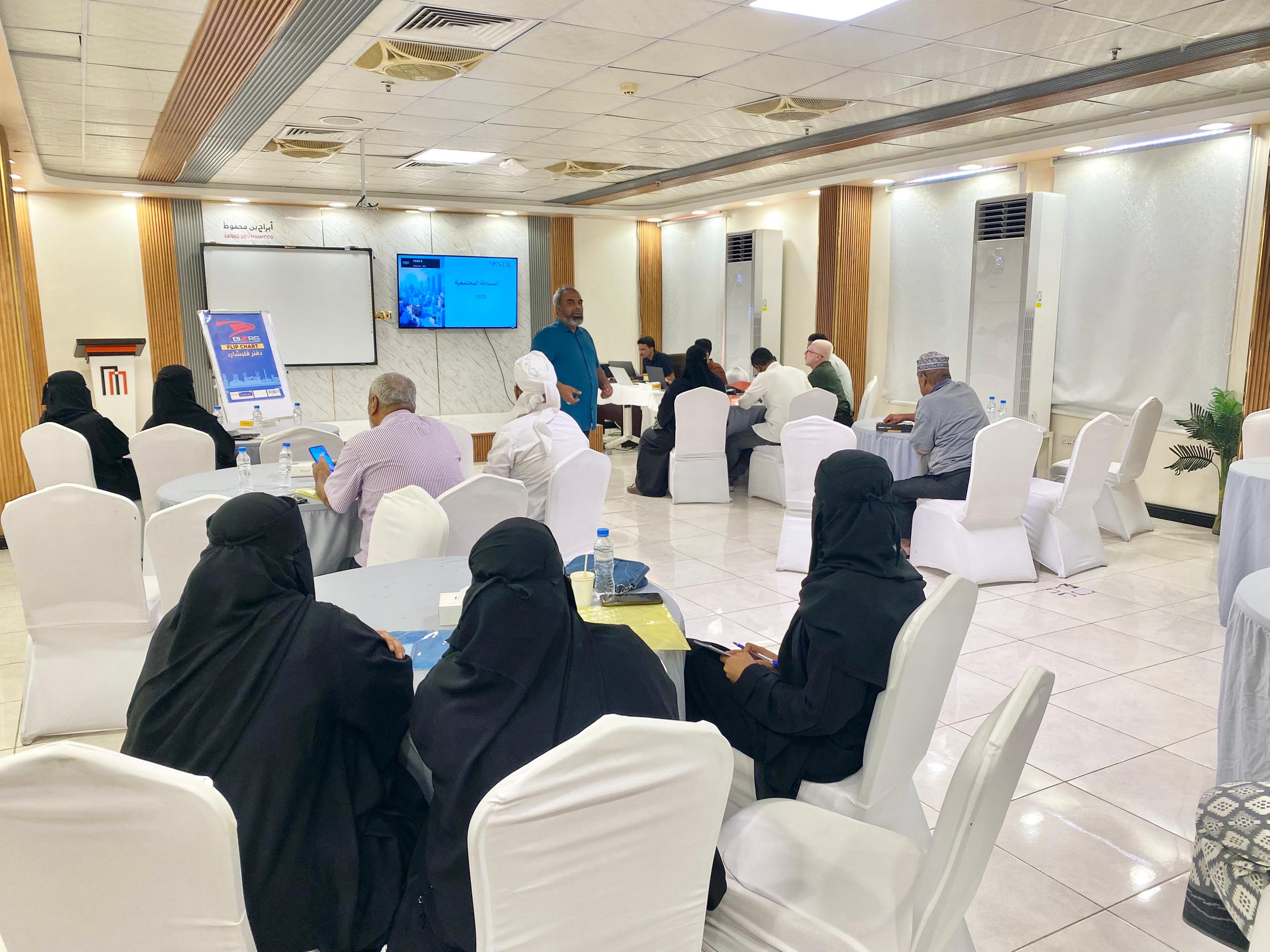 انطلاق دورة تدريبية حول المساءلة المجتمعية لهيئة السلم المجتمعي بمدينة المكلا