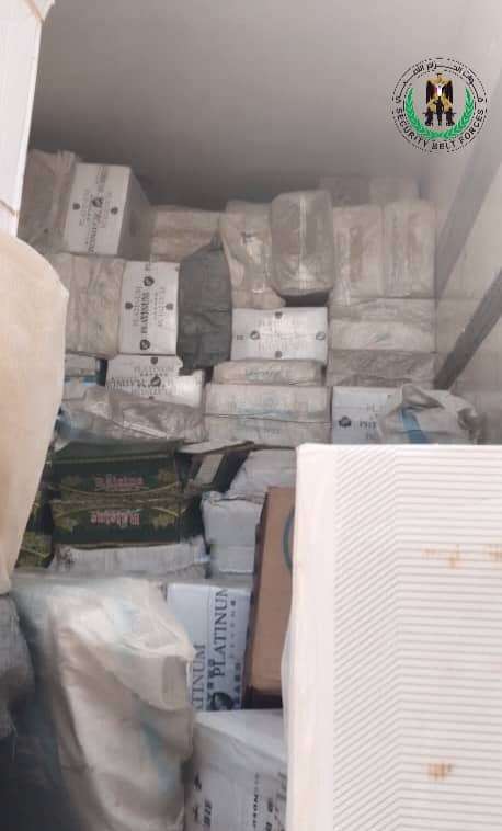 قوات الحزام الأمني بلحج تضبط كمية كبيرة من السجائر المهربة في نقطة الحسيني