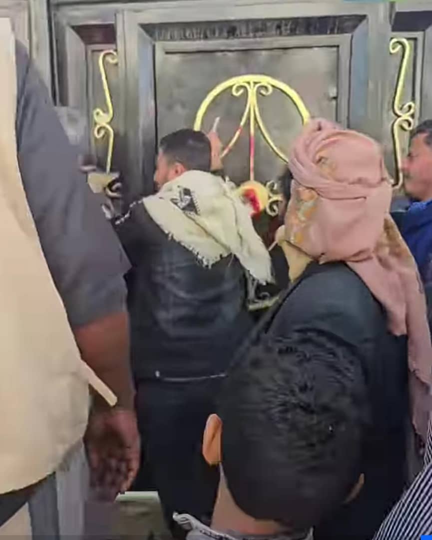 إغلاق مليشيا الحوثي لعيادة \"الخبير الصلوي\" في صنعاء يثير غضب المرضى ويدفعهم لكسر الأقفال
