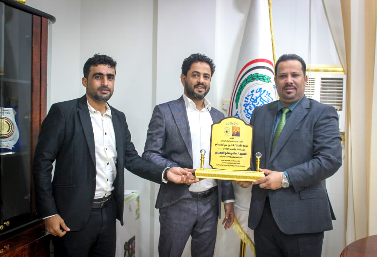 رئيس نادي الجلاء يكرم المدير العام التنفيذي للمؤسسة الاقتصادية