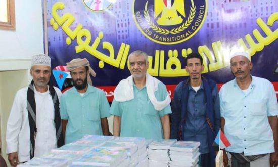 انتقالي شبام يطلق مبادرة توزيع مستلزمات مدرسية على الطلاب